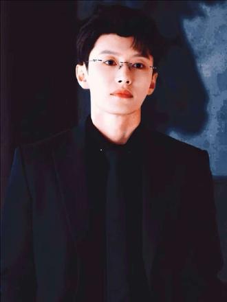 好叭,裴珍,命运对你的最后一丝温柔大概就是一无所有的远离~ 就如同他在剧里的身份一样,明明是个男配,却拿着男主似的剧本。但那原本就不该是他的剧本,可他也是硬抗了下来,如同走错du桌的du徒~
生于豪门,看似荣华富贵,别人想拥有的一切唾手可得,却又可悲的连个说真心话的人都没有,这些非主动意愿获得的所有最后一一偿还回去,只剩孤家寡人~
儿时就缺位的母爱,拥有暴力倾向的父亲,明明品格缺失(仅指从裴珍视角看,男主儿时偷开父亲保险柜)却深受父亲喜爱的继弟,永远无法真心相对的继母,爱而不得的恋人~
这明明应当是男主的剧本,却偏偏落在你的身上~你战战兢兢的维持着表面的风光与和谐,骨子里却又偏执的想追求那一份独特的偏爱~或许是你的母亲本就是个温婉儒雅的女士,教得你无法向父亲那般狠戾没有底线~
你一直以为和继弟是对手,到终了才发现在这场偌大的局里,压根没有你的位置~可笑的像个小丑,一厢情愿的背负所有委屈,终结才发现自己只是个局外人~恨错了人,找错了方向,也只能一个人深夜独自舔舐伤口,那轮明月终究也不会独独照亮你的暗夜,或许离开这个地方才算是最后的解脱~
如同剧里的一句台词的“我不爱的时候,你什么都不是”~是的,放下所有,离开,你不要了的时候,那一切也就真的失去了它的价值~#影视剧名场面 #追剧 #裴轸 #轧戏 #裴轸胡羞