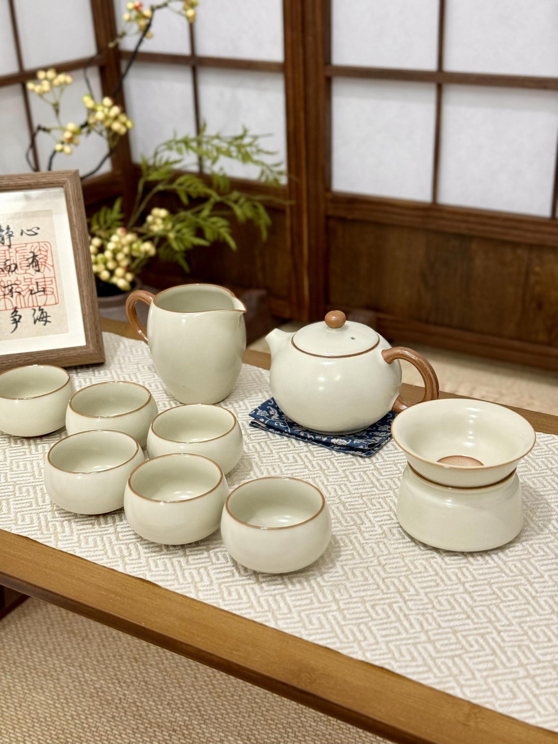 没花纹,就一层黄釉,却越看越舒服。倒杯热茶,开片纹路慢慢浸上茶色,凉了又淡回去——原来喝茶,连杯子都在记时光。#茶生活 #器物之美 #茶具 #送礼佳品 #礼物