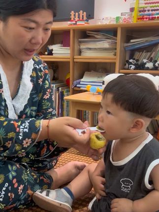 这百香果真甜啊,十六吃一个都不过瘾