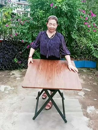 家里地方小的可以备一个这种折叠小餐桌,它小巧轻便,不用安装,打开就能用,特别方便,而且结实耐用,平时用来吃饭、办公或者给孩子做作业都很合适,不用的时候收起来也不占地方,尤其适合租房或住宿舍的朋友,关键价格也很实惠,喜欢就赶紧入手吧!