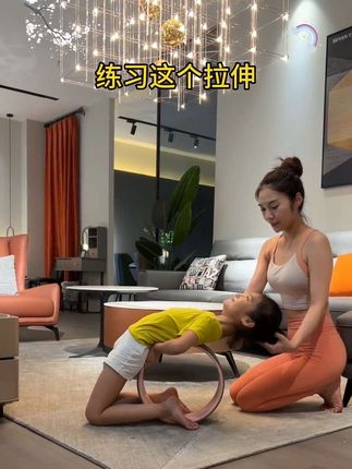 姐妹们,每天坚持滚背拉伸二十分钟,你会发现身体越来越柔软!#瑜伽轮 #滚背 #拉伸 #居家锻炼