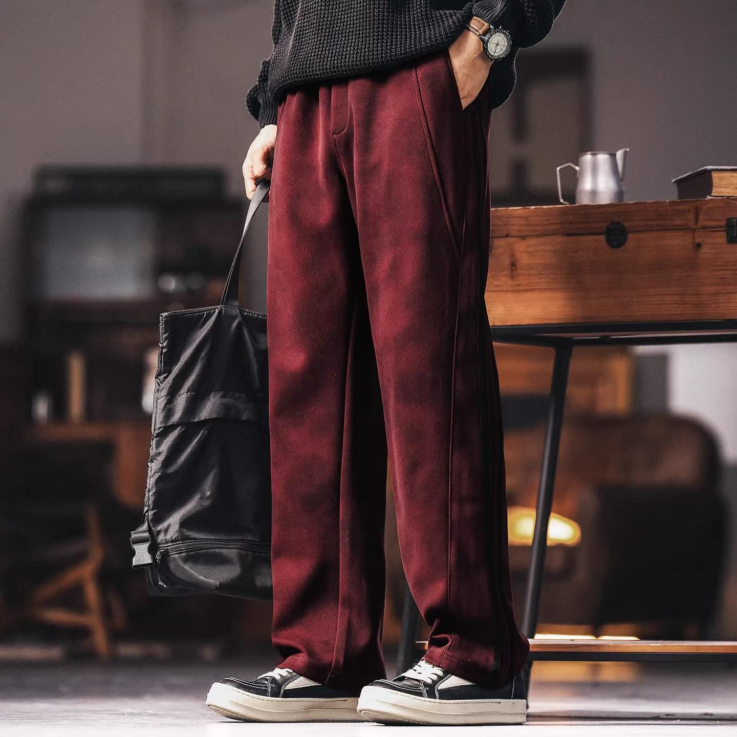 这条酒红色裤子简直是秋冬必备!显瘦又百搭,轻松hold住各种风格。👕👖 #时尚穿搭 #秋冬必备