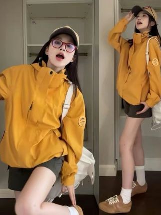 谷子黄冲锋衣外套新款三合一小个子多巴胺户外防风登山服#户外穿搭 #冲锋衣 #运动穿搭 #外套穿搭 #谁穿谁好看