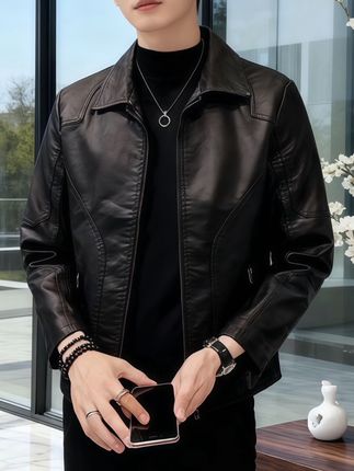 想在穿搭博主堆里跳出平庸?想让朋友圈的穿搭分享点赞刷不停?那这件男士皮衣你必须锁死! 它摸着软乎乎的,裹着暖意还不臃肿,版型是不挑人的经典款,时尚感耐打又不挑风格——配直筒牛仔裤是随性街头潮男,搭休闲西裤秒变利落轻熟型男,随便一套都有高级感,完全不用费脑想搭配。 冬天想摆脱“路人感”?这件皮衣闭眼入,让你每天出门都有新腔调,告别单调冬日! #男士冬季穿搭 #男士皮衣推荐 #穿搭达人必备 #百搭男士外套 #冬季高级感穿搭
