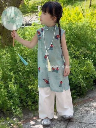 哇塞!挖到宝了!这套新中式国风套装也太洋气太舒服了,上身清新又显白,面料柔软亲肤,高温天气穿都非常凉快#萌娃穿搭 #夏季穿搭 #生女儿就是用来打扮的 #国风古韵#高品质童装