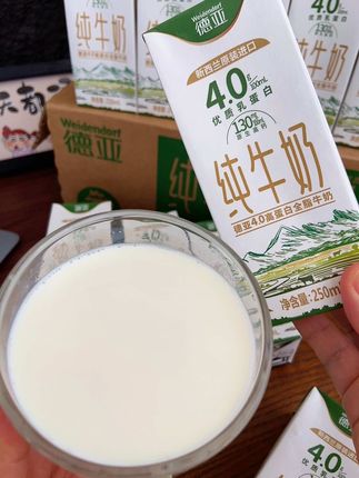 家人们来薅德亚高钙纯牛奶的大羊毛! #创作灵感 这个价到手满满一箱24盒,每盒250ml大容量的,新鲜日期发货,配料表干净只有生牛乳,新西兰原装进口奶源,牛奶丝滑细腻奶香浓郁醇厚就像抿了一口淡奶油,没有一丁点奶腥味,自带甘甜好好喝啊👍家里有喝奶大户的趁活动赶紧囤!#德亚牛奶 #口感特别好 #超便宜超划算 #快来一起尝个鲜