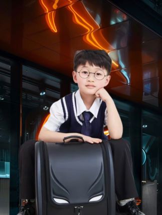 #孩子上学就选它 #CHUNYU #春宇书包 #韩版书包 专为1 - 6年级 #小学生书包 超轻材质,大大减轻孩子肩部负担,背着轻松不费力。
