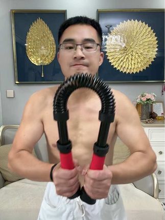 别嫌重复的动作枯燥,那些握在手里的酸胀感,都是肌肉在生长的信号,臂力棒练的是臂力,更是不服输的韧劲 #臂力棒# #日常训练# #打造完美身材#健身打卡