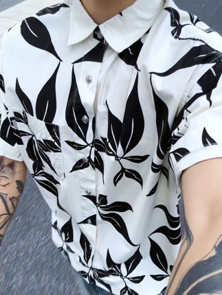 水印晕染莱赛尔衬衫轻松拿捏时髦慵懒松弛感 甄选奥地利兰精天丝(莱赛尔)与新疆长绒棉混纺 做到天然植物纤维的软糯质感更好的做到夏日干爽亲肤吸汗不黏腻,利落的裁剪勾勒出版型得体垂坠中松弛有度 #衬衫这样系直接拿捏时髦密码  #恋夏度假风 #谁说小个子不能穿出时髦感 #这个夏天如何摆脱穿搭廉价感 #衬衫穿搭