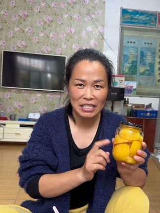 新鲜采摘到的黄桃罐头二十九块九一箱的时候你们没有买,那你赚大了哈,今天降到了十九块九一箱了,而且不是三百五十克,每瓶都是五百一十克一斤装的,因为这是厂家直发才有这么低的价格,所以能多拍几单你就尽量多拍几单哈,不薅会睡不着的, 她家回头率超高,放心拍#我的农村生活#好物推荐🔥 #抖音记录农村生活