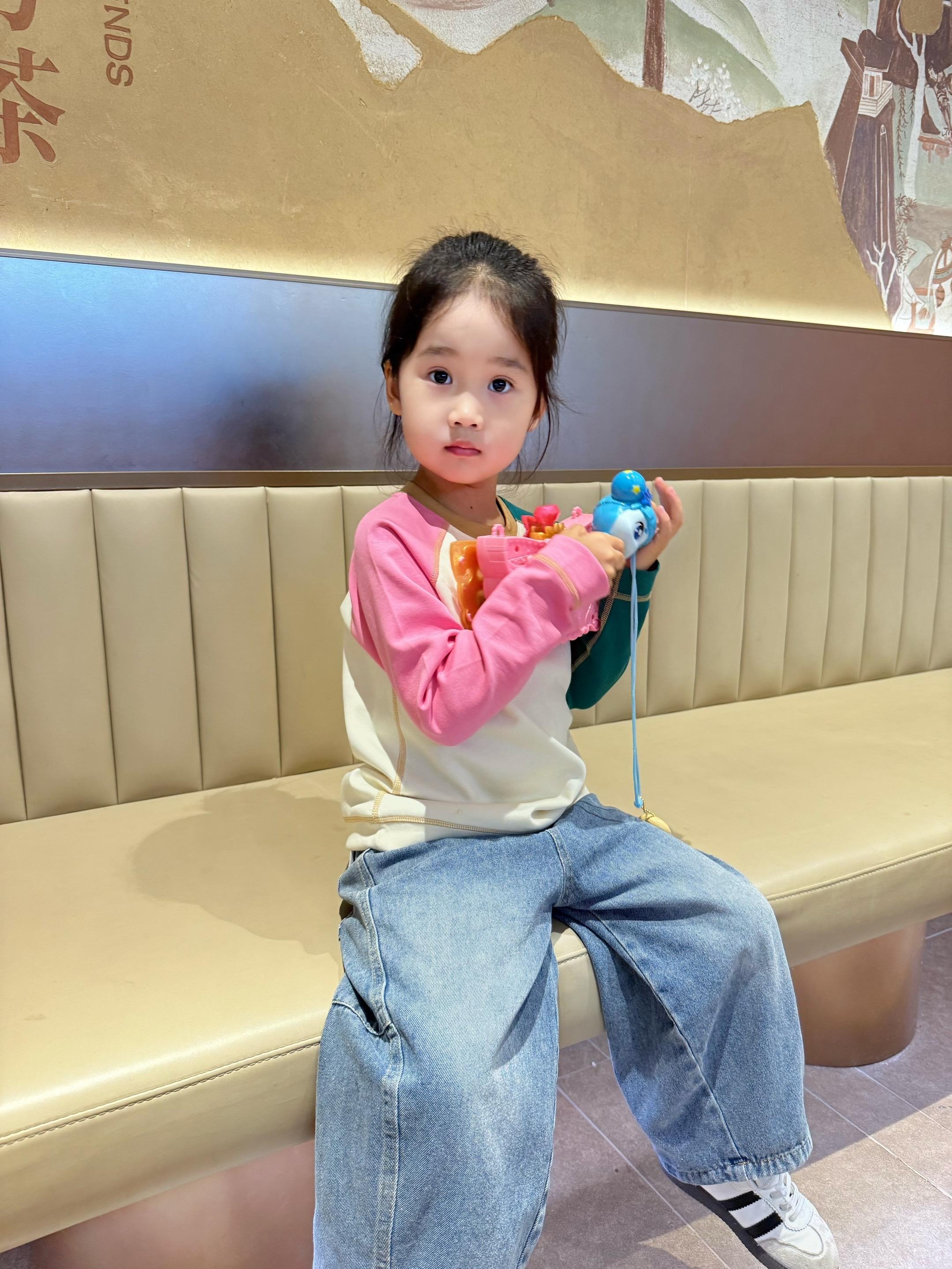 因为是你 所以什么都好 爱让镜头长满了柔光 妈妈看孩子 总是带着几分滤镜的 我想应该是那句 人和人之间的滤镜 不过是一双偏爱的眼睛 妈妈更是如此 #我的女孩👧🏻#当妈妈后