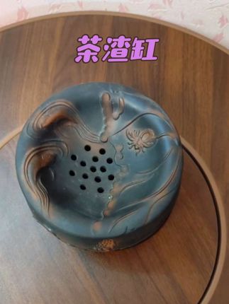 干泡台放一个特大号的带盖茶渣缸,平时用完的茶袋,喝剩的茶叶残渣,吃剩的茶点壳,弹灰灰,尽数收入其中承万物而不显;搭配带滤孔的盖子,上沉茶渣下沥废水,轻松实现茶水分离;上好的黑陶材质,用完好清理不显脏,还特别显高级#茶生活 #茶具 #器物之美 #茶器