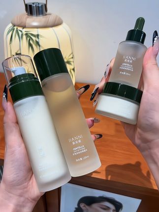 熬夜党狂喜!💥积雪草四件套直接抄底价!暗沉垮脸救星来了!学生党也能闭眼入的急救神器✨#平价护肤天花板 #学生党必囤 #熬夜急救包 #买1省3