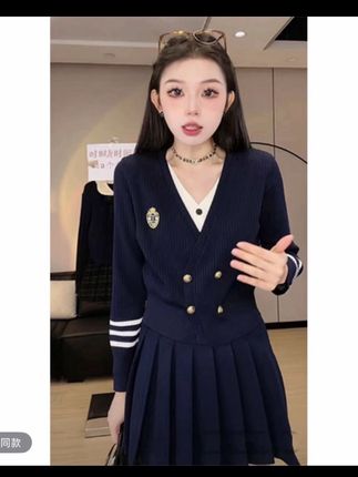 姐妹们,这一套就是一整个显瘦,我一百五十斤。苹果型上衣是有弹力的,裙子很板正,下腰特别显腰细,还能把小肚子也遮住的,侧面看看也是很美,裙子是比较短的。#显瘦穿搭 #学院风套装