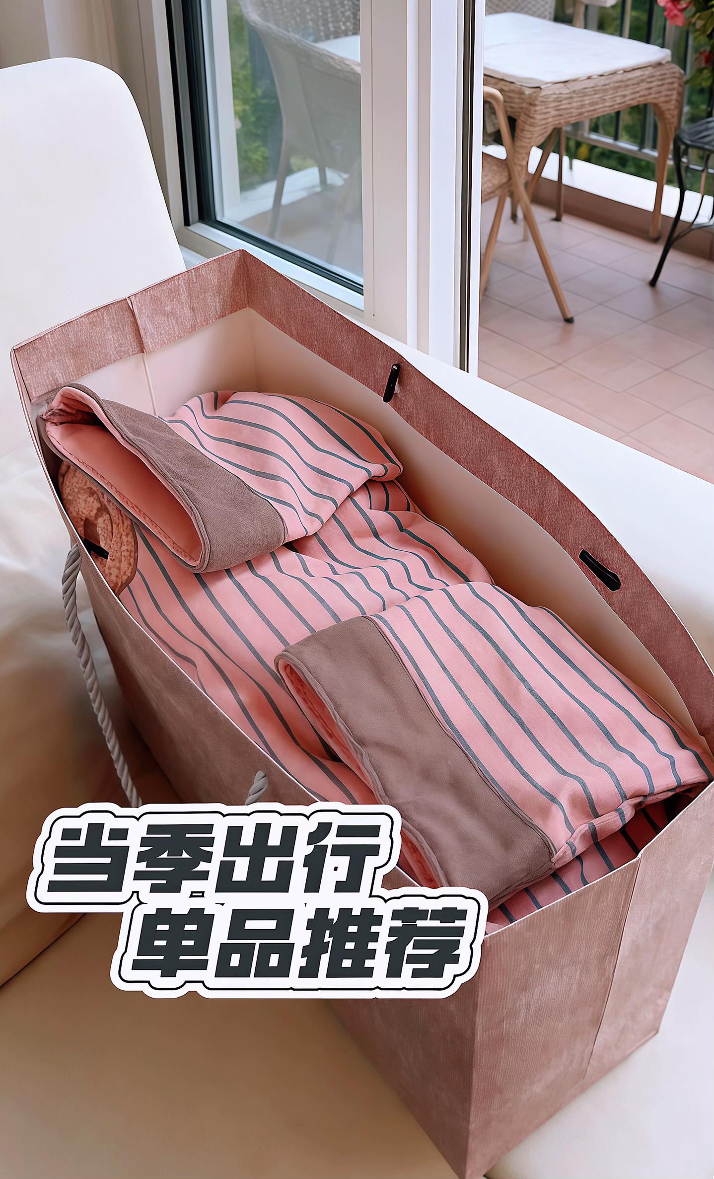 浪莎推出的这款春秋季女士睡衣,经典圆领长袖设计,巧妙融合了甜美少女感和优雅气质,无论是居家休闲还是外出散步都能轻松驾驭。 整套家居服在设计上注重细节,领口和袖口都做了精致的包边处理,既提升了穿着舒适度又增添了时尚感。宽松的版型让身体得到充分放松,让您在春秋季的温差变化中始终感受舒适。 这款睡衣不仅适合居家穿着,其时尚的外观设计也完全可以胜任外出购物或取快递等日常活动。 多种清新淡雅的配色可选,满足不同女性的审美需求。无论是窝在沙发追剧,还是临时需要出门办事,这套睡衣都能让您保持得体又舒适的状态。#睡衣家居服#在家也要美美哒#可外穿家居服#睡衣家居服推荐 #舒适度高的睡衣推荐