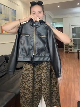 真没想到这个价格通能女儿买到精品童装超时髦的三件套,皮衣外套+打底衫+豹纹阔腿裤一整套上身巨显大牌范 做工品质超赞的 #女童套装#女童穿搭 #女童洋气服装推荐 #秋季新款 #高品质童装