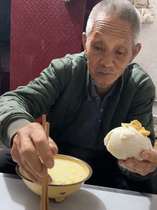 满是一句关心的话让俺公公说出来难听的很,算是说不出来好话了这嘴。婆婆有点不舒服今天做饭清淡点,鸡蛋面疙瘩配点馒头和小青菜,简简单单一日三餐。#简简单单一顿家常便饭 #原创视频 #记录真实生活#我的乡村生活#向往的生活9这样
