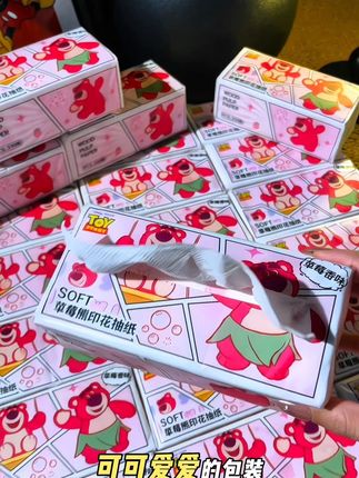 快看呀,我居然薅到了迪士尼草莓熊抽纸的大羊毛!看看左下角才啥价?每张都自带可爱印花,纸张又大又厚实,质量嘎嘎好,湿水也不易破,就像小湿巾,消耗品闭眼囤了。#抽纸 #原生木浆 #超便宜超划算  #创作者中心 #创作灵感