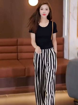 窄版冰丝条纹阔腿裤,轻盈舒适,透气凉爽,修饰腿型,垂感好,慵懒随性,轻松穿出时髦感#气质女神穿搭 #高级感穿搭 #时尚气质穿搭 #时尚减龄穿搭 #夏季穿搭
