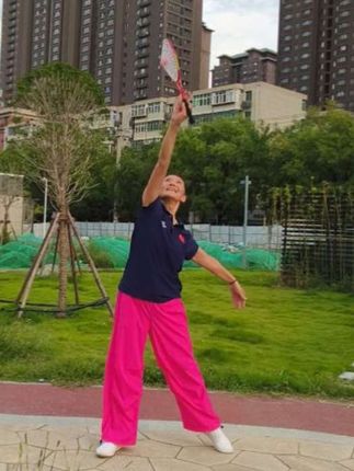 #柔力球 #柔力球倒握 最近看到很多老师们打倒握拍绕翻,我也玩一下
