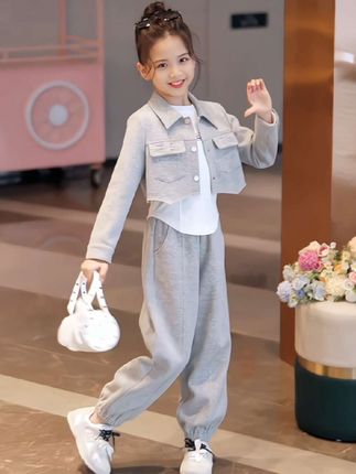 #春秋穿搭 #甜美穿搭 #运动休闲套装 #谁穿谁好看 #毫不费力地打开初秋穿搭