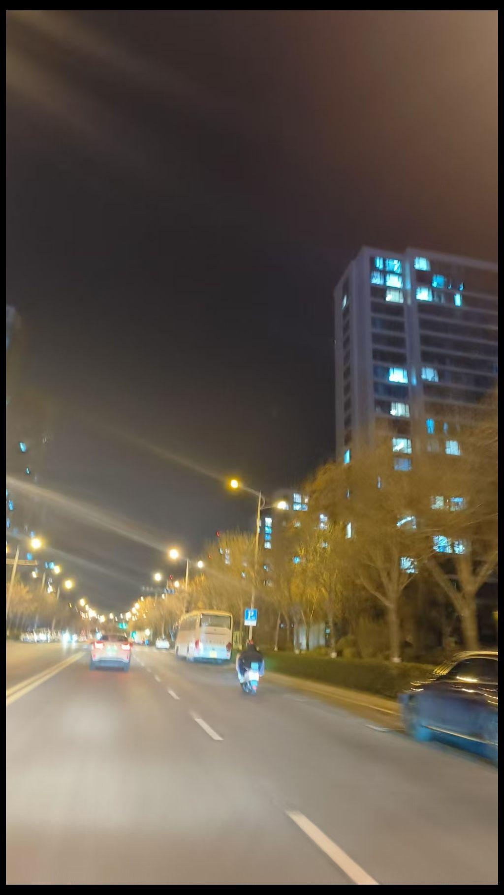 原来微信和快手的黑名单一个比一个狠,他把你微信拉黑,你连黑名单都找不到,快手更狠,对方把你拉黑了,你直接消失,搜也搜不到,就像你从来都没有出现过一样…
如果我能像你这样洒脱就好了,说不爱就不爱了,说拉黑就拉黑了,说离开就离开了,可我不一样,我一直困在原地,真的走不出来了。看着你的头像,看着曾经的聊天记录,一段一段的回忆,回忆着一直以来你和我说过的每一句话,想从中找到一点你爱我的痕迹,一点点也可以,可是找了那么久却没有找到,其实我很想让你回头,哪怕你只回头看我一眼也好,在夜深人静的时候想起你的时候,还是会忍不住的眼泪……睁眼闭眼都是你的身影,脑海里全是我们的点点滴滴,让我不顾一切奔向的是你,最后把我伤的体遍体鳞伤的还是你,不明不白的结束,让我手足无措,仅存的回忆,是支撑我活下去的勇气。
我爱过你,我尽力了,你是我笑了又笑,哭了又哭,求了又求,也没能留下来的人,你没错,是我没本事没能走进你的心里……那天为了留住你,第一次觉得尊严没你重要,可你确没回头看我一眼。你的敷衍教会了我不再打扰,你的冷漠教会了我不再依赖,你的态度让我觉得我的爱很廉价…你永远都不知道,我当时满眼都是你,为你痴狂的样子,连我自己都羡慕对不起,这辈子你真是我的情劫,我真的无法做到和你一样的释怀,假装不在意,忍住不联系,是我这辈子演过最好的戏……分开了这么久,嘴上笑着对别人说释怀了,可只有我知道,我所谓的释怀里却藏着无数的思念。我总是告诉自己忘掉那些曾经,忘掉那个让我牵肠挂肚的身影,可生活中的每个细节都在向我表明态度,一段熟悉的旋律,一个相似的背影,共同走过的每一条街道,你都会反反复复的出现在我的脑海里,这些都是我忘不了你的证据,也在提醒我,我爱你的这个事实从未消失过
我真的不明白我到底有多不堪,能让你这么不珍惜我,也不明白你又那里好值得我红了眼,又笑着原谅,很遗憾没能成为你的例外,一直要的很简单,可是越简单越得不到,心中纵有千言万语想对你说,却找不到一个打扰你的理由,曾经的诺言,说好的一辈子,现在想起来就如同笑话一般…