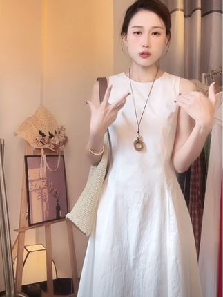 多巴胺无袖背心吊带黄色连衣裙子女夏季2025新款流行掐腰#无袖连衣裙 #连衣裙穿搭 #小吊带连衣裙 #新款分享 #好看的衣服都在这里