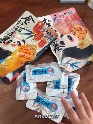 晚上嘴馋的时候一定不要吃碳水,要吃就吃这个高蛋白的豆皮卷,它有海带、杏鲍菇和金针菇三种口味,外面是香浓的豆皮,里面满满的都是菌菇,一口下去口感很丰富,真的好吃又解馋。#追剧小零食 #小吃货的日常 #川阿婆豆皮卷 #开袋即食 #零食推荐