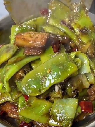 哎呀!东北一点红油豆角炖大骨头,这谁吃了能不迷糊?简直香到家了!它家的油豆角品质很好,新鲜又好吃,一口下去满嘴留香,不管是炒菜、拌菜还是炖肉,都超级美味,#东北一点红油豆角 #家常炒菜