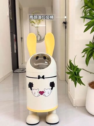 这个高颜值垃圾桶,内外双桶带盖的设计,套上垃圾袋不外露,放在客厅,卧室都好看,还能当一个装饰品,真的太喜欢了! #垃圾桶 #结实耐用 #家用垃圾桶推荐 #提升质感的家居物件 #我可真会买
