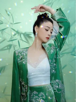 这么好吃的巧克力饼干就让姐姐再吃一口吧,华妃太难了#巧克力控 #剧组拍戏现场 #蒋欣华妃 #工作vlog