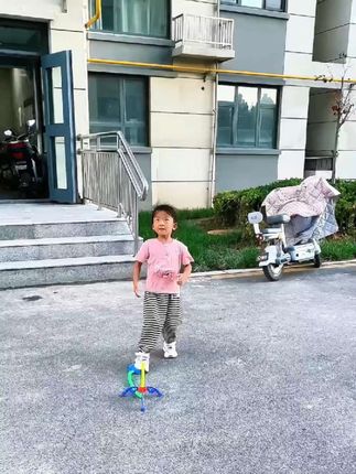 小朋友的快乐时光,就是这么简单纯粹!🏡✨楼下空地也能玩得不亦乐乎,童年就是要尽情撒欢!#儿童骑行 #快乐成长#户外活动