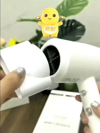 #创作灵感 #日常用品推荐 #吹风机推荐 这么好用的吹风机,怎么现在才让我发现?不仅颜值高,还是个实力派!它有三档风速调节,还是可折叠的,收纳起来也很方便。而且还有负离子功能,吹完头发不会毛躁哦!@DOU+小助手 @热点小助手