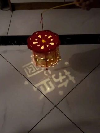 中秋佳节将至,可以给小朋友准备一个这样的兔子灯笼,灯笼投影出来的画面真的太美了,只需将图案贴在灯笼上,用自带的灯泡点亮它,就能投影出各种漂亮的图案,氛围感瞬间拉满。 #投影灯笼 #中秋节手工灯笼 #创意手工 #好物推荐🔥 #灯笼手工
