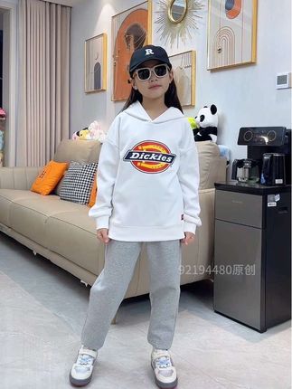 天呐,居然在抖音上这个价淘到了#dickies 这款连帽卫衣,不管是单穿还是当作内搭都超好看,库存有限,妈妈们刷到有合适的尺码给自家孩子赶紧囤起来#品牌卫衣#男女同款 #谁穿谁好看系列 #高品质童装