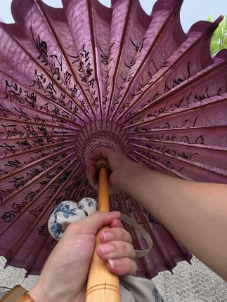 下雨天撑开油纸伞真的很嚣张. #意境#瘦金体#油纸伞#国风古韵#非遗