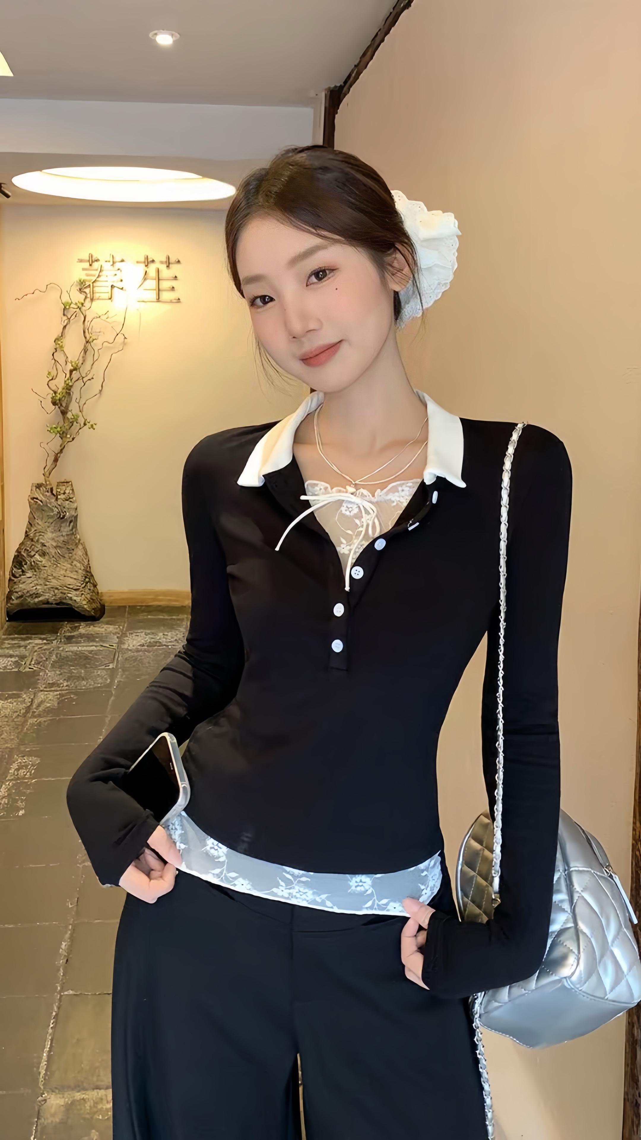 黑色翻领上衣,撞色领口很吸睛,搭配蕾丝内搭和黑色长裤,简约又不失精致感,银色包包点缀,让整体造型更具时尚感~# 简约时尚穿搭 #日常穿搭灵感