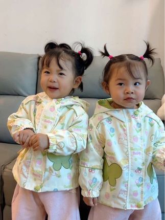 上身巨显白又百搭的休闲上衣来了 满印的卡通图案呆萌有趣 宝宝穿着可太好看了#高品质童装 #母婴好物 #童装 #萌娃穿搭 #外套