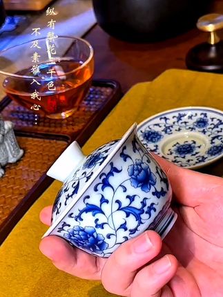 作为日常泡茶盖碗可太完美了,既便宜又耐看还好用,满容150毫升,复古青花缠枝莲贴花款盖碗泡茶器#盖碗 #青花#茶具#喝茶#泡荼神器