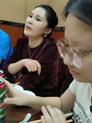 今日小女订婚,彩礼仅收六千六,取顺遂吉利之意;席间皆是家常小菜,盛满寻常烟火的温情。我们陪嫁十八万,只为给女儿生活的底气与支撑。旁人不解,笑称“倒贴”太傻,可高额彩礼终是俗套,易失情意本真。幸福从非钱财可量,只要小两口安稳度日,这份“傻气”,我们甘之如饴。#订婚 #相亲相爱的一家人欢聚一堂 #家常饭菜 #相亲相爱一家人 #简简单单一顿家常便饭