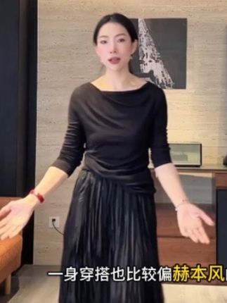 赫本风浪漫迷人的穿搭!#早秋穿搭 #气质穿搭 #显瘦穿搭 #设计感上衣#谁穿谁好看