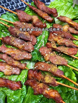 精选安格斯牛肉,肥瘦相间,烤出来滋滋冒油,外焦里嫩,超好吃 #烧烤呀撸串呀 #谁懂这一口的好吃程度 #夜宵吃什么 #牛肉串 #安格斯牛肉