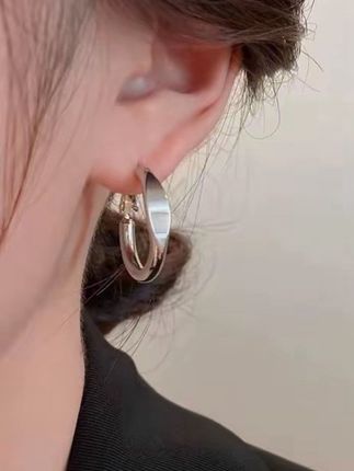 姐妹们,我终于找到了一款超适合日常通勤的素圈耳环,简约却不简单,它是这种非常特别的金属质感,戴上去之后瞬间提升你的气质,显得整个人都很高级。而且它的大小刚刚好,既不会太张扬,又能起到很好的装饰作用,不管你是上班还是出门逛街,都可以轻松驾驭它。#时尚饰品 #上热门 #耳饰搭配 #养生健康 #中岛美嘉