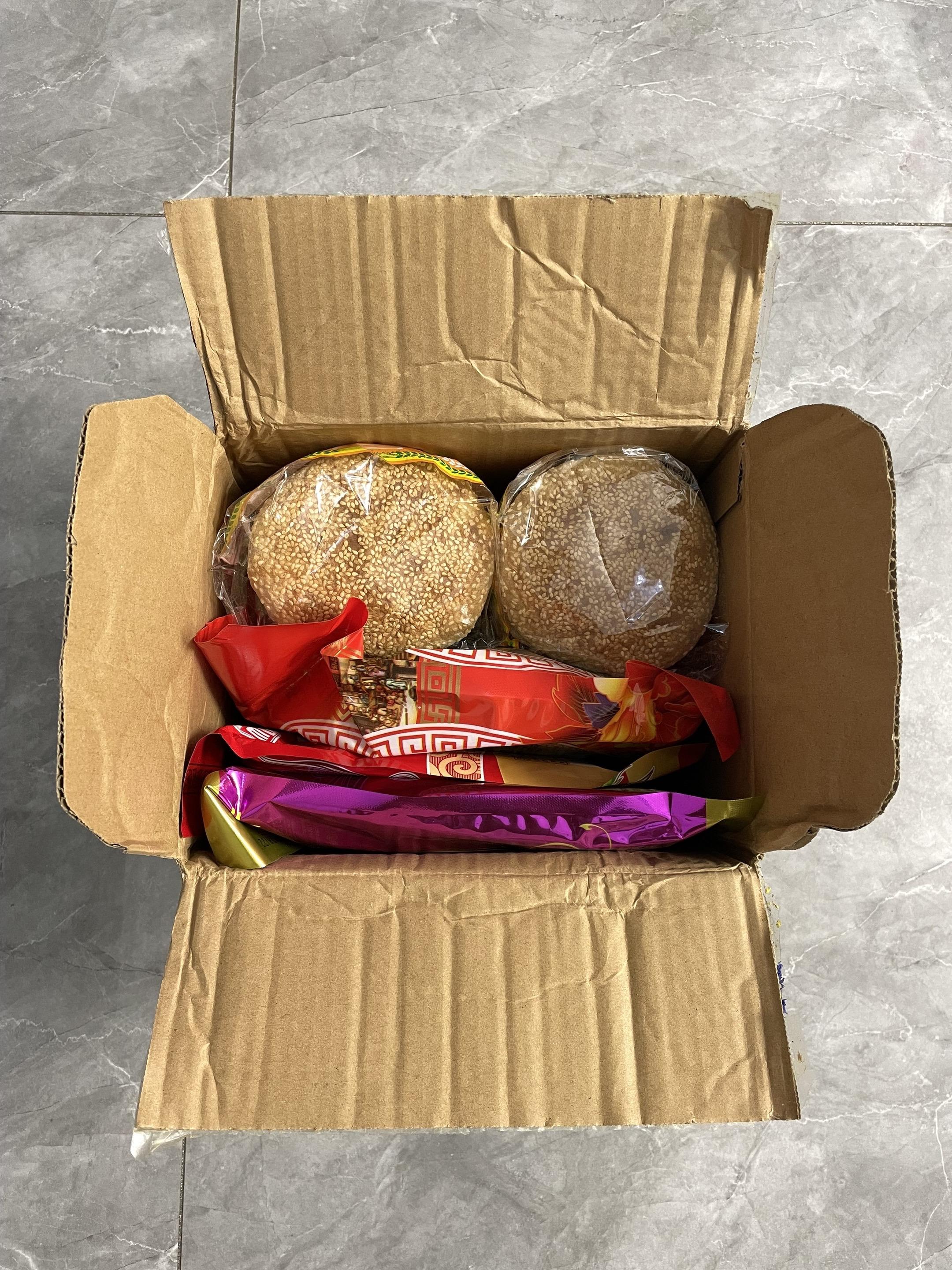 湖北嫁河南,一句爸我想七屋里的发饼了,当天老爸就给我发了快递单号,第二天就到我手里了,谢谢老爸呀❤️这一刻我的快乐又回来了~发饼还是小时候的味道,只是再也感受不到小时候的快乐#远嫁