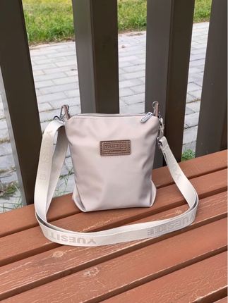 这个奶白色小包包也太温柔了吧!轻便又能装,斜挎背出门清爽又耐看,搭什么衣服都不违和~通勤逛街随手一拎,是最近的心头好没错啦🤍#单肩包 #包包推荐 #斜挎包 #手机包 #女包