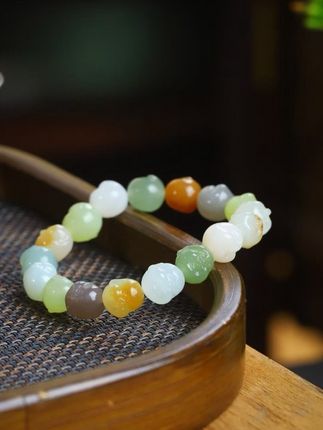 多宝聚韵,纳吉呈祥。佩之,愿揽天地灵秀,护佑平生顺遂,将万般美好,都酿成腕间长长久久的温柔相伴#珠宝玉石 #手串