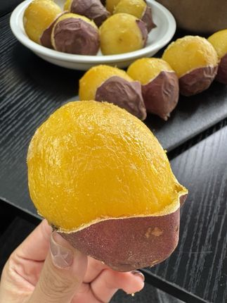 !讲真…这个红薯的口感对得起它的名气 真的比普通烤红薯好吃太多了,软糯香甜,焦香弹牙,吃过一次就忘不掉了#榴莲蜜薯 #软糯香甜 #烤红薯 #软糯香甜的红薯 #好吃