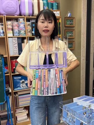 最近花了几块钱给孩子入手两个加厚的书立,当了九年陪读妈妈,真感觉好用,孩子平时写作业,桌面乱七八糟的书桌这样整理干净了,分格层设计,拿取还挺方便的,双十二又有活动了#书立#文具安利