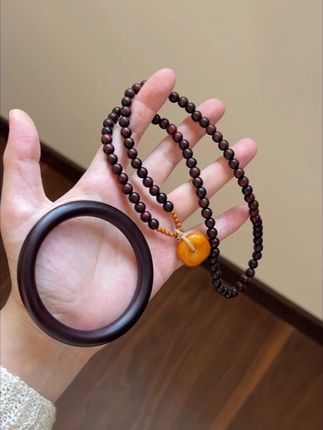 最近好喜欢带的入秋系列,这也太好看了吧 貌美且实用,还能当项链! 入秋多带紫檀木 显白显气色, 每天最开心的事情就是带不同的手串,哈哈#日常分享 #氛围感 #原创手作 #新中式 #文玩手串