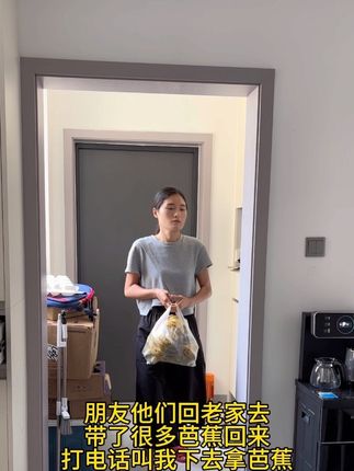 朋友他们去老家回来,带了很多芭蕉回来,今天拿了很多给我们吃,刚好我这里还有一些苹果,装了一点拿下去给他们吃🤭🤭🤭  #新鲜采摘 #vlog日常 #宝妈
